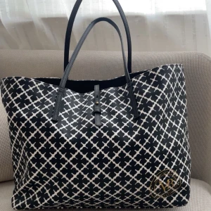 Svartvit shoppingväska från By Malene Birger - Säljer nu min fina shoppingväska från By Malene Birger i svartvitt mönster. Väskan har två handtag. Märkets logotyp i guld finns på framsidan. Man får med en dust bag. Har du några funderingar hör av dig🤍🤎Kan gå ner lite i pris vid snabb affär 