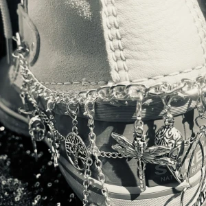 Made by prisförslag- 1 st dubbelkedja sko + slända hänge silver - Made by prisförslag- 1 st dubbelkedja sko + slända hänge. 