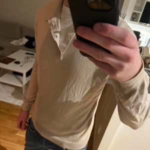 Långärmad piké - Säljer nu min låmgarmade piké som inte används längre. Storlek L men sitter som medium. Tröjan är från only & sons. Skicket är väldigt bra, utan några deffekter.