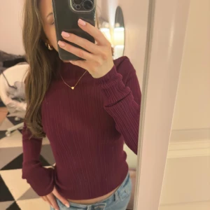 Vinröd ribbad tröja - Säljer en skit snygg vinröd ribbad tröja! Den är lite genomskinlig och intimissimi liknande ☺️den är i väldigt bra skick.