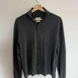 Grå merinoulltröja från These Glory Days - Säljer en stilren grå tröja i merinoull från These Glory Days. Storleken är M och tröjan är i mycket bra skick