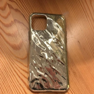 Guldit mobilskal från Zalando - Guldit skal från zalando med en liten 3-d effekt. Har inga defekter!💗 (Det tvättas innan det skickas!💗)
