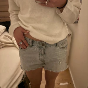 Ljusa jeansshorts - Snygga ljusa jeansshorts med råa kanter och klassisk femficksdesign. Perfekta för en avslappnad stil. De har en knapp och dragkedja framtill. Midwaist 