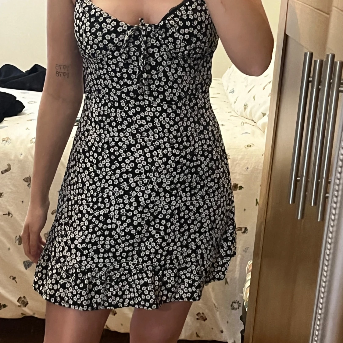 Svart blommig klänning