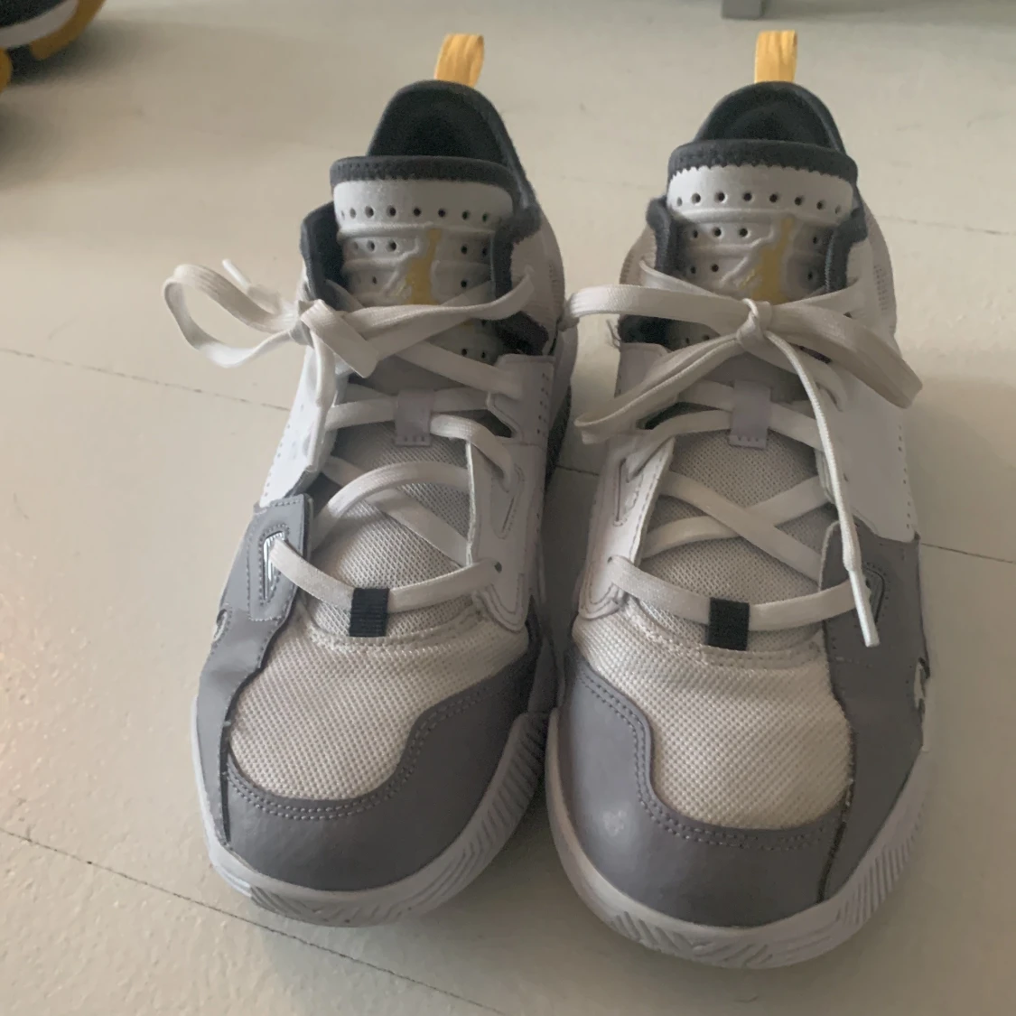 Nike Air Jordans i vitt och grått