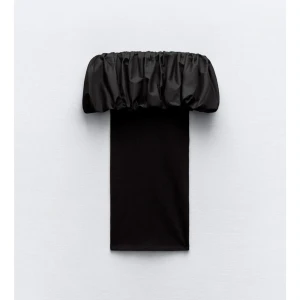 Svart offshoulder klänning - Svart offshoulder klänning från zara. Storlek L men passar bra på mig som en M. Endast testad 💖