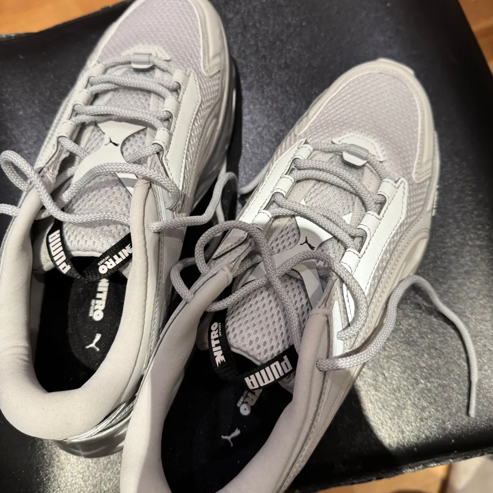 Helt nya snygga grå Puma nitro skor med en modern design. De är storlek 43 och jag har aldrig använt de. Jag vill sälja det eftersom att jag fick de av min pappa och de var inte riktigt min smak. Nu pris är 1500 men jag säljer de för 1000kr men priset kan självklart diskuteras. Skorna är också limited de finns bara i usa och de är slutsålda i usas puma hemsida.. Kengät.