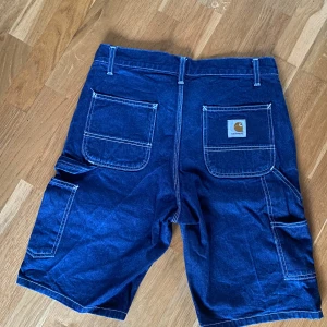 Blå shorts från Carhartt - Knappt använda, storlek 28 känns lite större, 