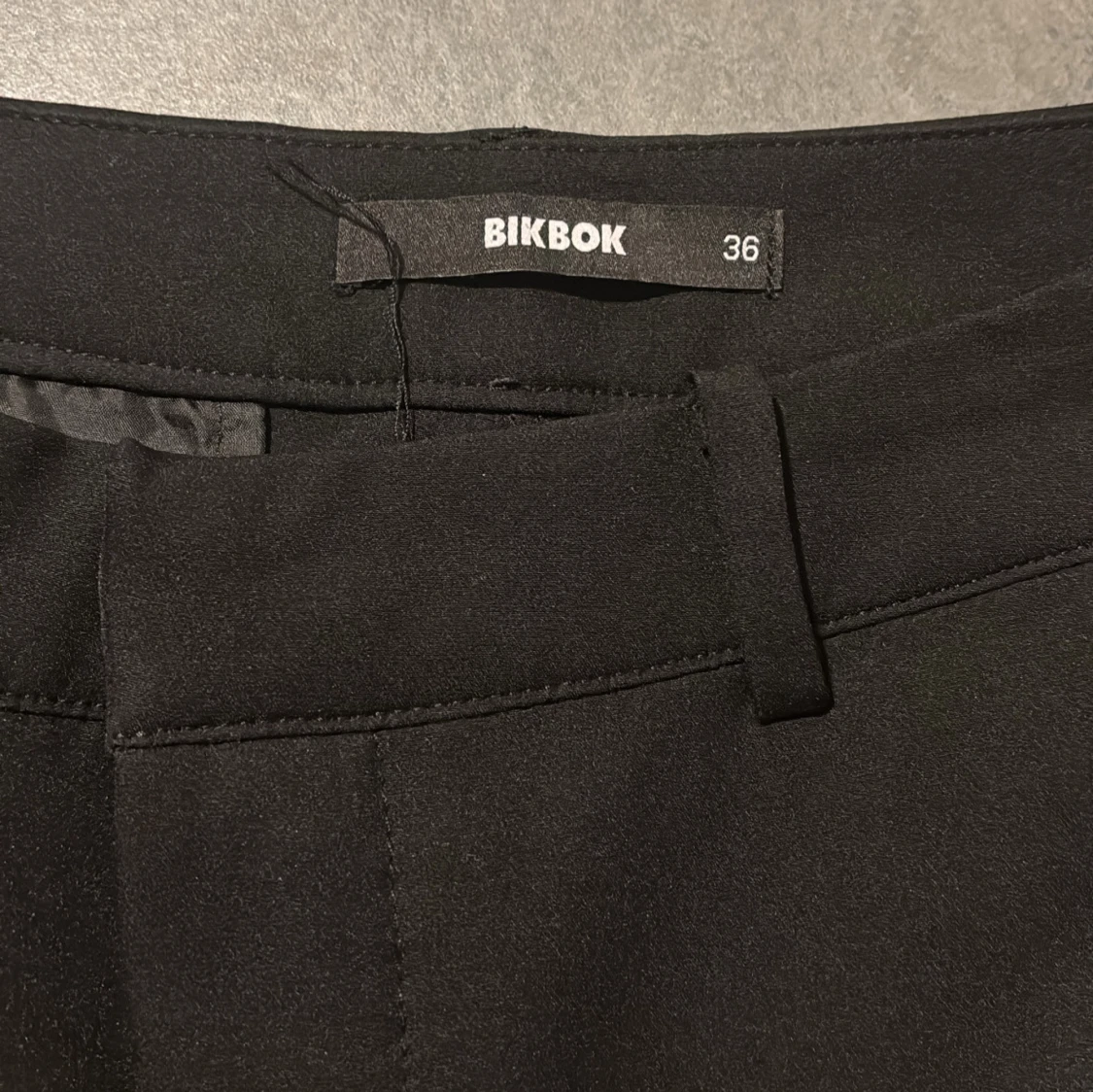 Svarta kostymbyxor från BikBok - 2