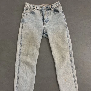 Ljusa jeans från Pull&Bear - Säljer ett par ljusa jeans från Pull&Bear i storlek S. De har en klassisk femficksdesign och en rak passform. Perfekta för en avslappnad stil. Har en liten foundation fläck på benet som tyvärr inte går bort