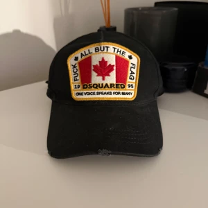 Canada flag Dsquared2 cap - Tjena säljer denna dsqured2 keps eftersom jag slutat använt den. Den är i bra skick (nypris 1300kr).
