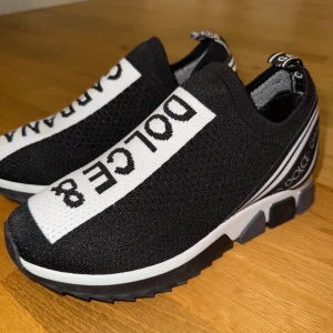 Svartvita sneakers  - Snygga moderna skor med elastisk/stretch- passform. Väldigt bekväma och stilrena🤩