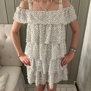 Prickig Zara klänning - Snygg Zara klänning, endast använd 1 gång💕