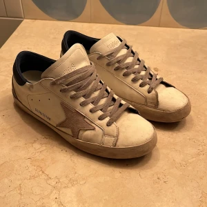 Golden Goose skor - Säljer ett par skor som inte längre kommer till användning då jag har växt ur de. Defekter finns, enkelt att laga själv eller hos skomakare.