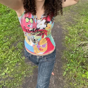 Färglad popkonst topp - Säljer en färgglad ärmlös topp som jag köpt på humana. Så cool och livar upp lite mer ”basic” outfits. Storlek M men skulle säga att den passar S-L eftersom den är stretchig.