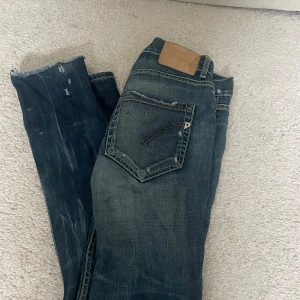Dondup jeans - Snygga dondups med slitningar, de är i använda men fortfarande väldigt bra skick, de är reparerade vid skrevet men inget som syns vid användning. Storleken är utsuddad därför av priset. De passar 170-175 cm. Kom pm för frågor och funderingar.