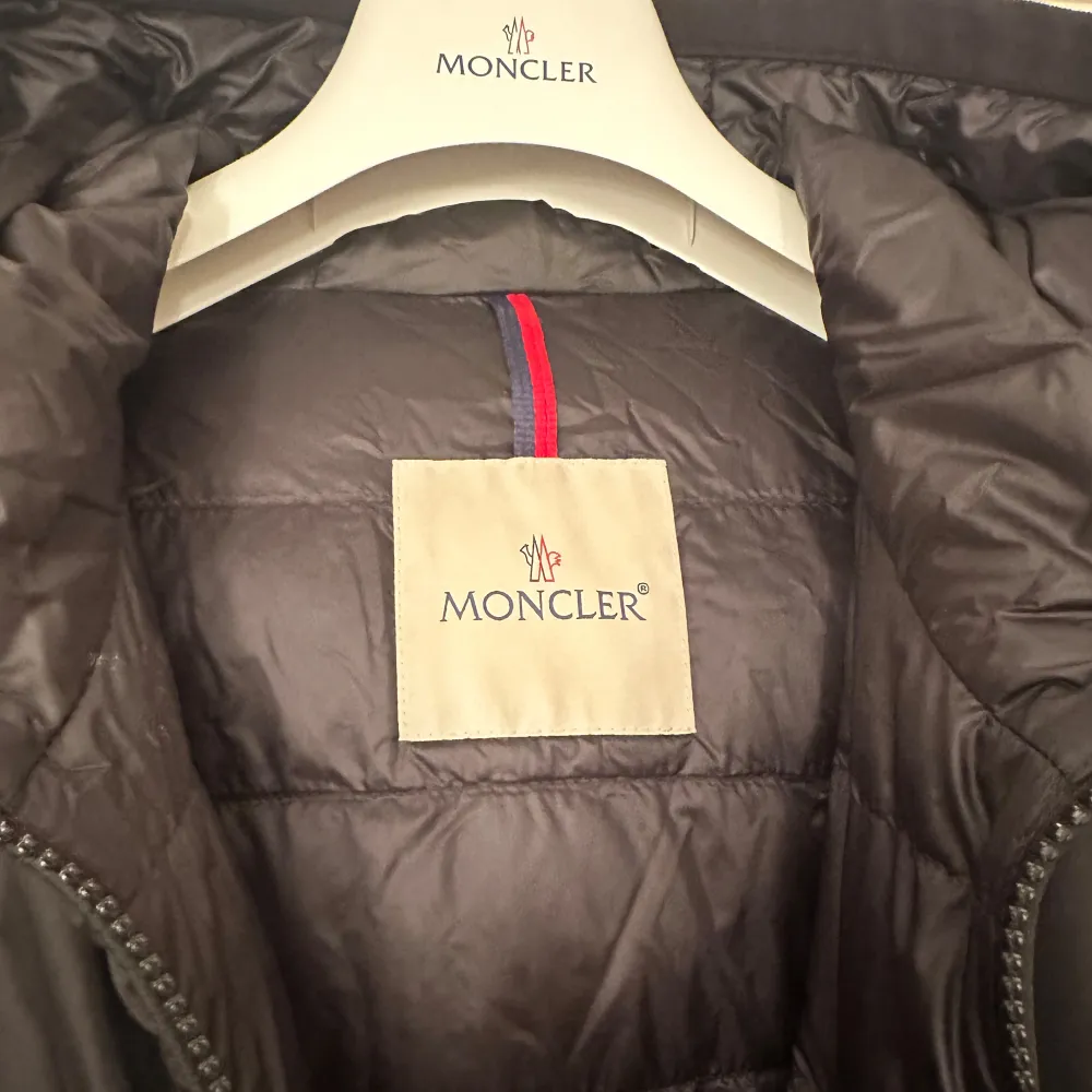 Moncler necker guibotto. Storlek 3. Skick super fint! Pris 4490kr. Tillkommer kvitto tags osv. . Takit.