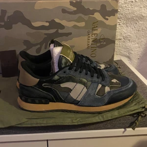 Blå Valentino Rockrunner skor - Säljer nu dessa blå Valentino Flycrews i ett mycket bra skick för endast 2199. Skorna är sparsamt använda med lite slit på mockan.               .                                                                          En svart valentino dustbag ingår, ingen box ingår alltså. Vid frågor och funderingar är det bara att höra av sig! 