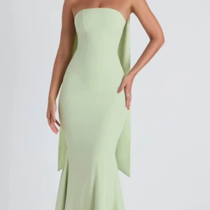 Oh POLLY IMOGENE DRESS Small - Hej! 🌻Säljer en av Oh pollys mest kända,eleganta och sexigaste klänning.Perfekt till bröllop,bal,fest etc  🌻 Använt endast 5-6 h på bröllop.Kemtvättad därefter.I mycket bra skick.  🌻 Storlek UK size 8 ,motsvarar Small/36. Tyget är något Stretchigt av sig.Kramar om kroppen som en handske😋Beställt från deras egna hemsida.Digitalt kvitto finns.  🌻 Finns i Jakobsberg men kan mötas upp i Sundbyberg vardagar enligt ÖK  🌻 Kan fraktas om köpare står för frakt och betalar i förväg.