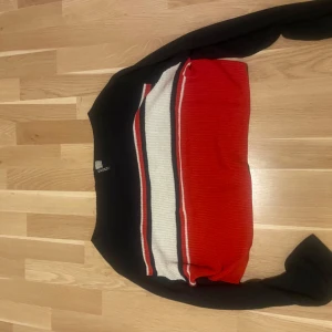 En stickad magtröja - En fin stickad magtröja med färger vit röd och blå
