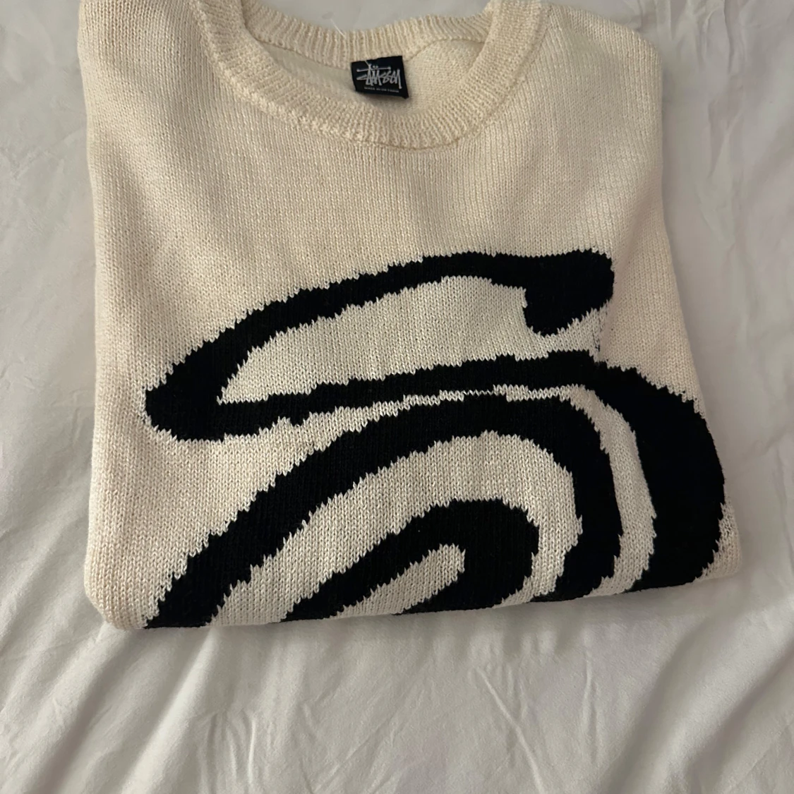 Beige stickad tröja från Stüssy - 2