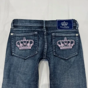 Lågmidjade slim jeans från Victoria Beckham🤩 - Midja 38 cm rakt över plus stretch, gren 20 cm o innerben 86 cm💕Jae 169 o xs-s för referens och vikt upp dem på bilden! Själv sytt dem från skinny till slim/smal bootcut. Går att klippa till shorts. Utöver detta helt defektfria!