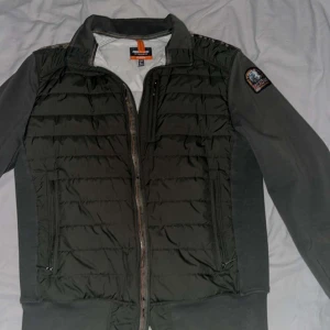 Parajumper cardigan - Säljer en skööön parajumper cardigan då den är för stor. Äkta såklart. scan funkar! Skick 10/10 använd 2 ggr. Pris kan diskuteras. Om du har någon mer fråga/frågor tveka inte på att höra av dig!