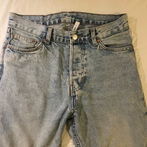 Ljusblå jeans från Weekday - Snygga ljusblå jeans från Weekday med en klassisk femficksdesign. De har en tapered passform och är tillverkade i denim. Perfekta för en avslappnad stil.