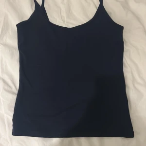 Mörkblå linnetopp - Säljer ett mörkblått linne från fina tricot. Storlek s.