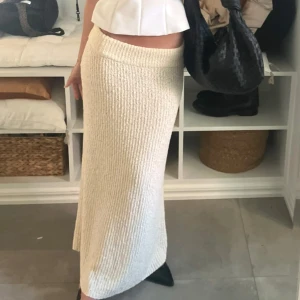 Beige stickad kjol  - Beige stickad kjol, strl 34, använd fåtal ggr, slutsåld! 300kr