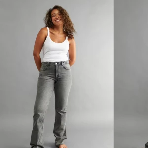 Full length flare jeans - Snygga grå jeans med bootcut-stil och klassisk femficksdesign. Perfekta för en avslappnad look. De har en knapp och dragkedja framtill. Använda men fortfarande i fint skick💕