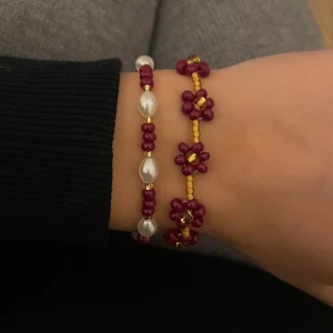 Två armband med pärlor och blommor - 95kr för båda, handgjorda 😊👌