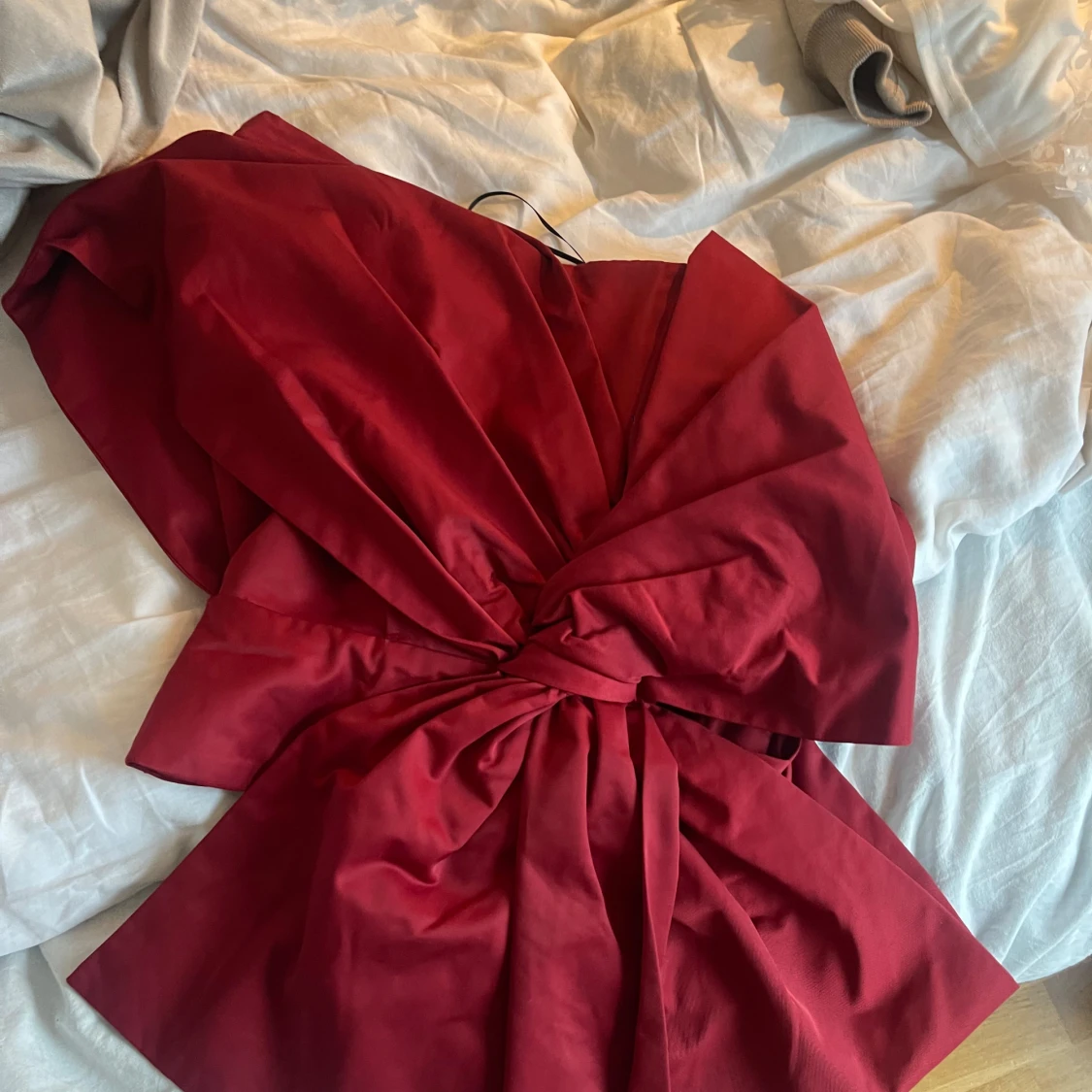 Röd oneshoulder topp med knyt - 1