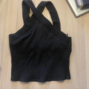 Halterneck topp  - Superfin festtopp / blus  från Zara använd fåtal gånger, säljer då den inte kommer till användning! Liten i storleken!