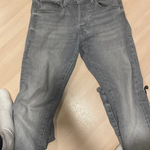 Grå jeans från Jack & Jones - Mycket bra skick säljer för att de är för små jag har använt de Max 10 gånger och kan gå ner i pris  vid snabb affär