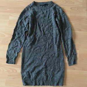 Grå stickad tröja från Brave Soul - Säljer en stilren grå stickad tröja från Brave Soul. Tröjan har långa ärmar och en ribbad kant vid hals, ärmslut och nederkant. Perfekt för kyligare dagar. Hör av dig vid intresse! 🖤