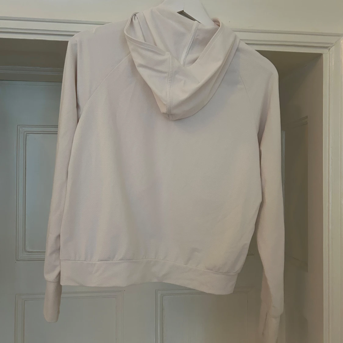 Vit jacka med huva från Uniqlo - 1