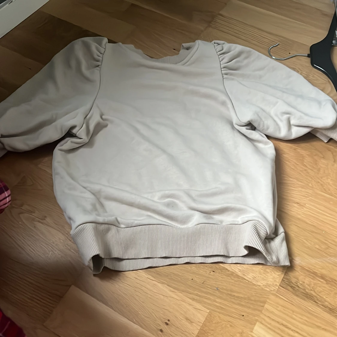 Beige tröja med puffärmar