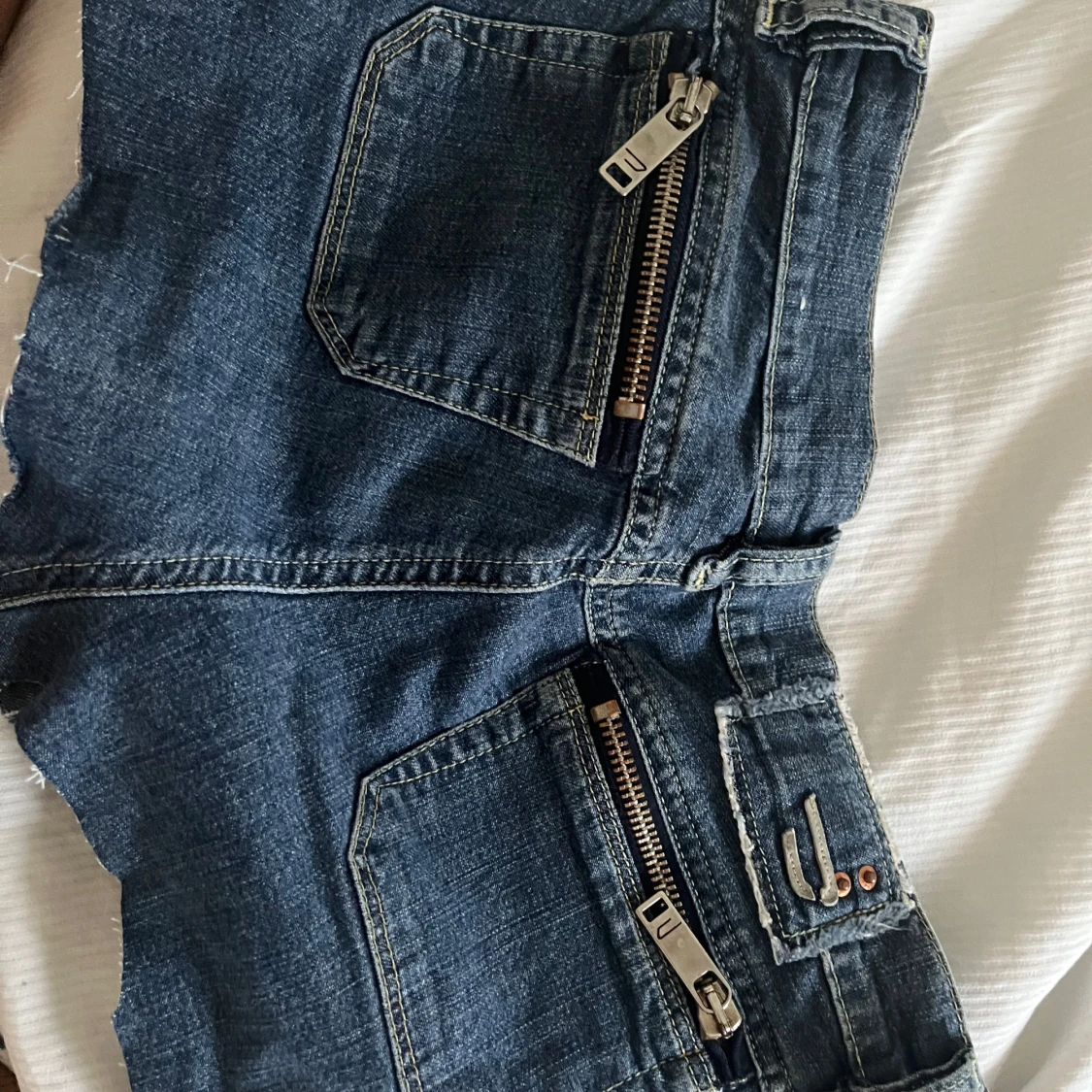 Blå jeansshorts med slitningar - 1