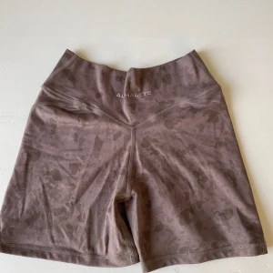 Alphalete surface power short 5’ - Alphalete surface power short i mocha pebble print. Knappt använda så väldigt fint skick! Köpta för 550 kr! 