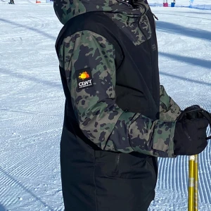 Skidkläder skidjacka skidbyxor från CLWR Stl S nyskick - Säljer skidjacka o skidbyxor från CLWR med coolt camouflage-mönster i grönt och svart. Jacka m  dragkedja och huva, perfekt för blåsiga dagar. Byxor m reglerbar midja, gråa o svarta. Båda rymliga i modellen för att röra sig smidigt. Använt ett fåtal ggr, som nytt! Nypris ca 4200kr.