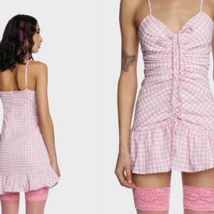 Rutig klänning från Dollskill  - Baby Sunny Country Stay Mini Dress (märke: Mable), köpt på Dollskill för ca 756 kr och är slutsåld. Rutig romantisk tight klänning. Helt ny men kom utan tags. Storlek S.  Rökfritt hem men har katter.