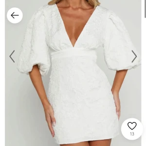 Showpo studentklänning - Säljer min fina studentklänning som enbart användes under förmiddagen på studentdagen. Inga anmärkningar på att den är använd. Storlek 40 men passar mig som bär 38.