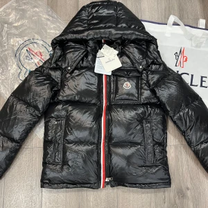 Moncler jacka - Moncler jacka i nyskick inga konstigheter med den, tillkommer med tags, påse, qr kod samt NFC Scan. Hör gärna av er vid fler frågor!!