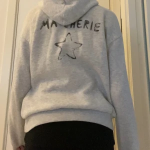 Sthlm stil hoodie - Gullig ma cherie hoodie från gina tricot. Fråga gärna om du undrar något💗