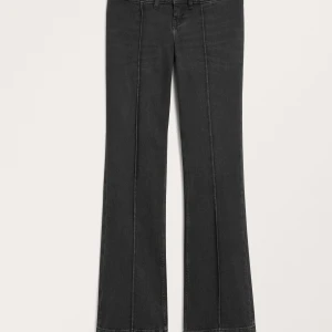 Svarta bootcut jeans - Snygga svarta bootcut jeans med låg midja som säljs pga inte kommit till användning, därav i väldigt bra skick. Skriv privat för egna bilder❤️ köpta för 499