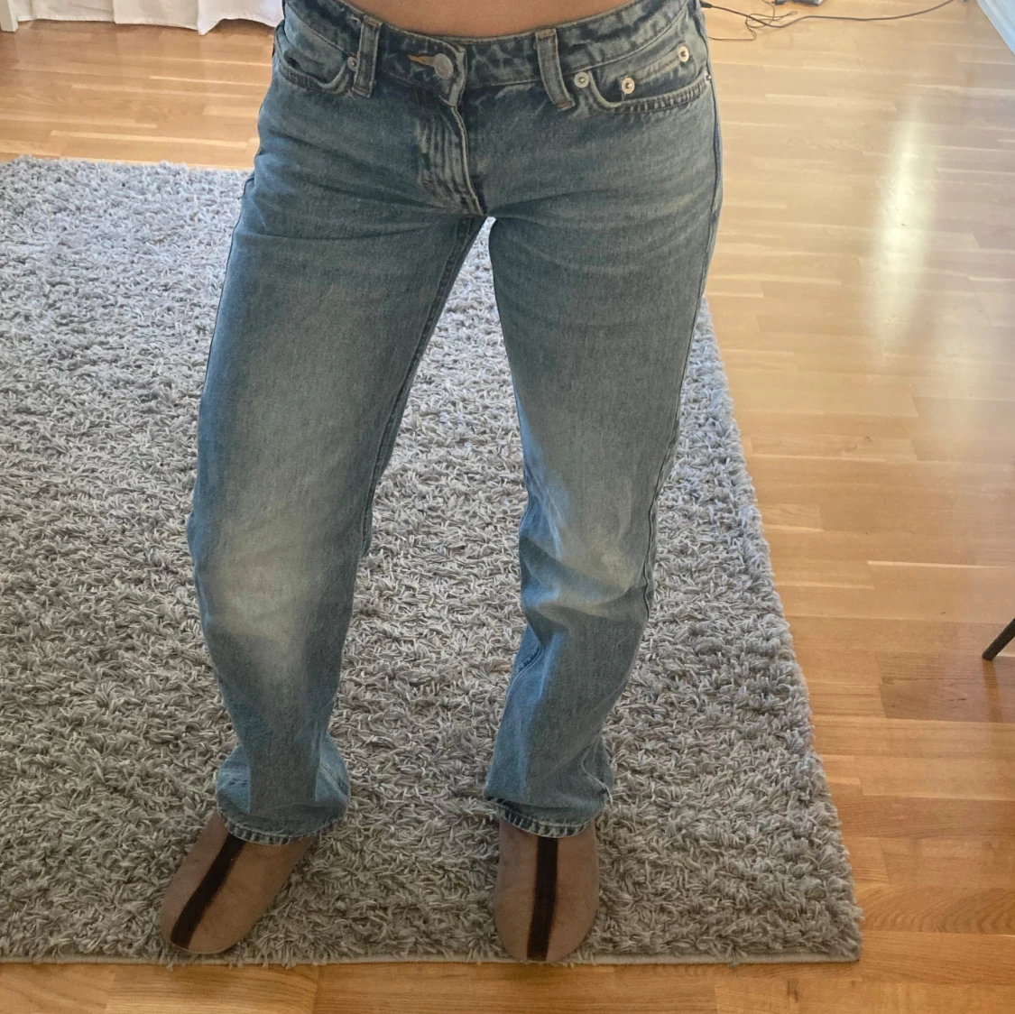 Blå jeans med rak passform