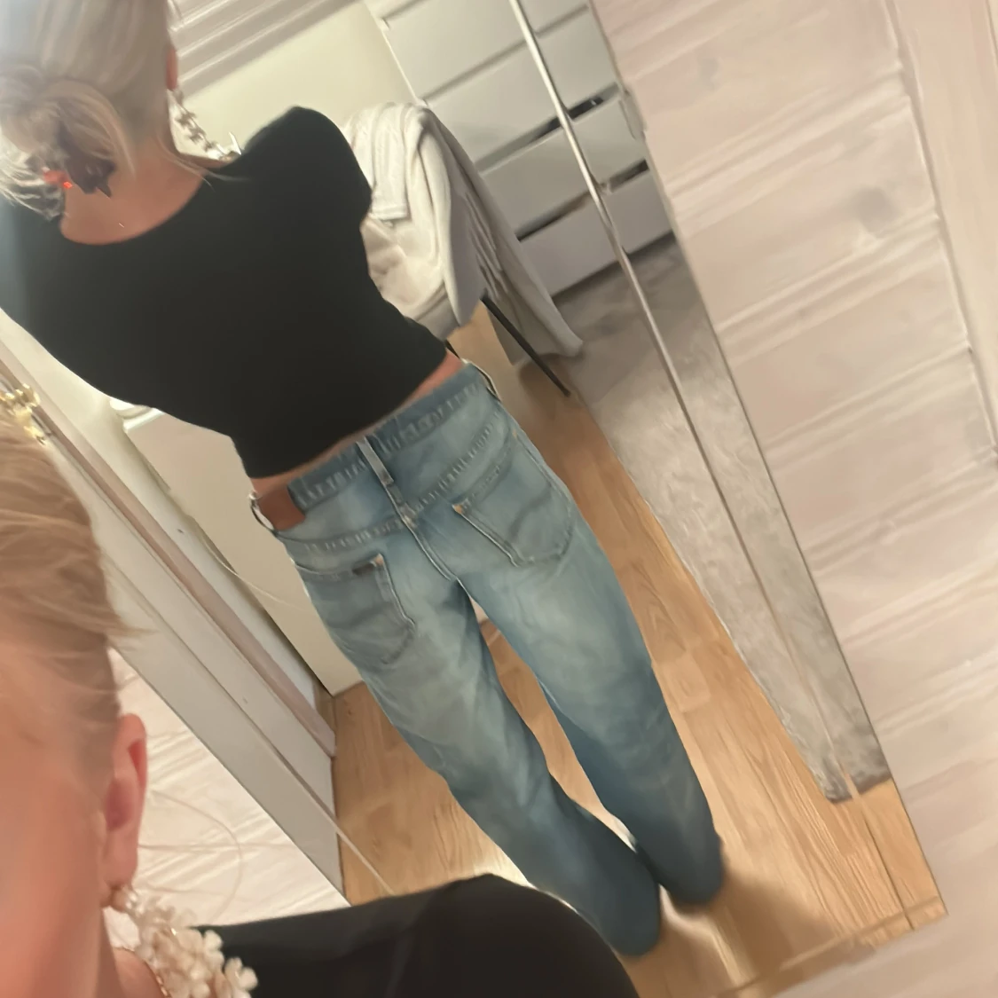 Blå jeans med slitningar - 1