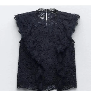 Marinblå spets blus  - Jättefin spets blus från Zara. Den är använd några gånger men ser ut som ny! Den passar till allt💘