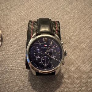 Tommy Hilfiger Klocka  - Stilren klocka från Tommy Hilfiger, 40 mm. Nytt batteri 